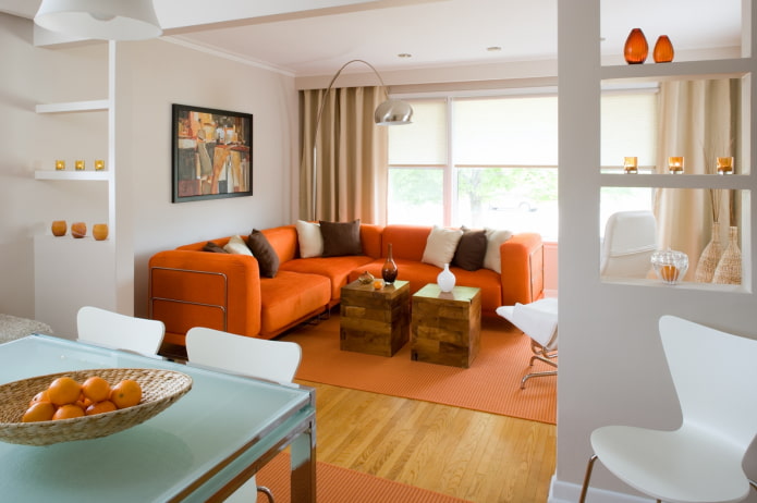 oranžinė sofa svetainėje