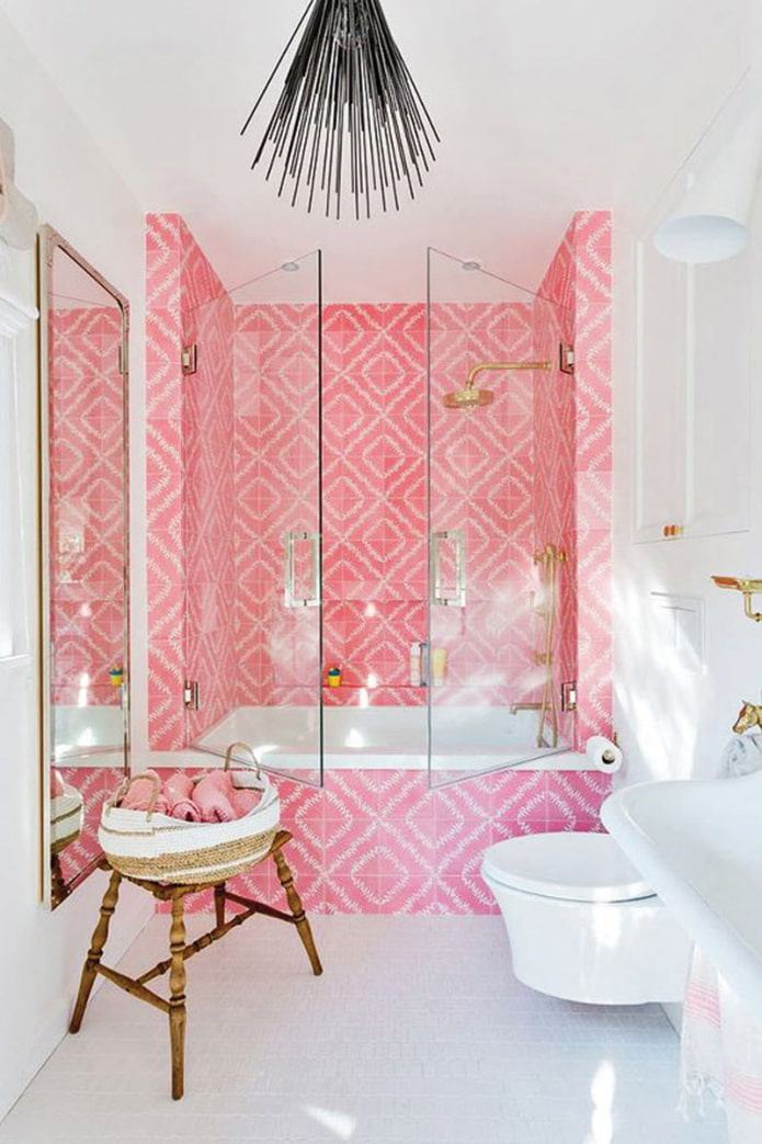 rozā flīzes vannas istabā