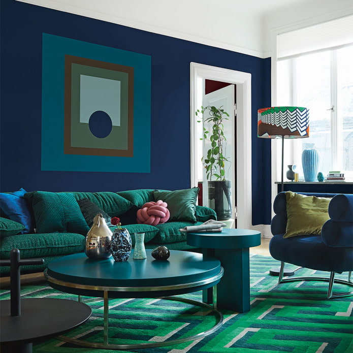 غرفة معيشة زرقاء وخضراء