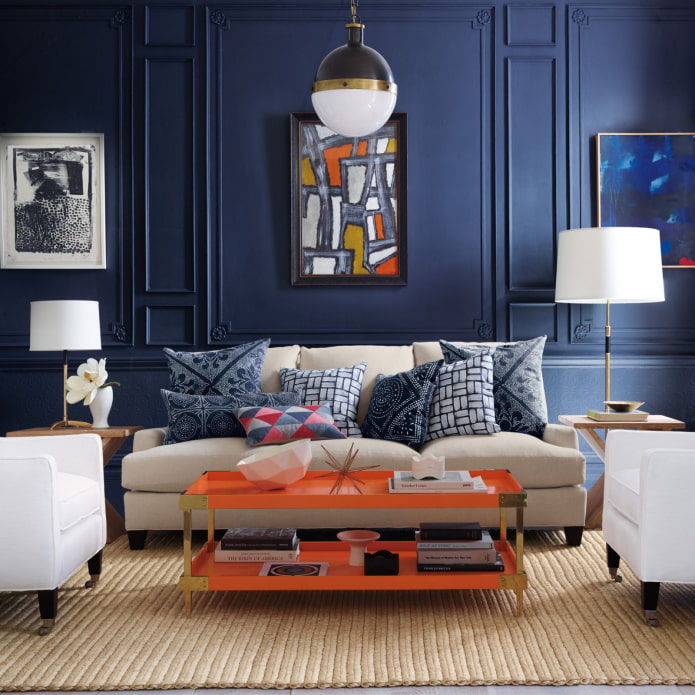 oranžová a modrá obývacia izba