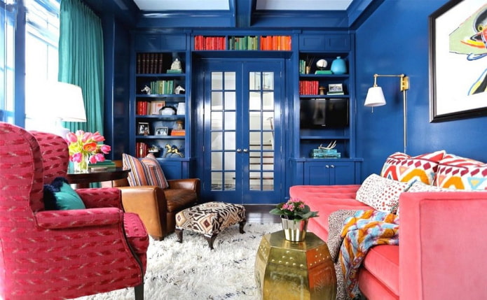 modré stěny v obývacím pokoji