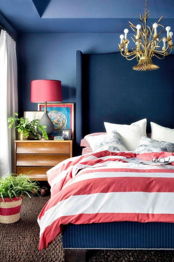 غرفة نوم زرقاء مع لمسات حمراء