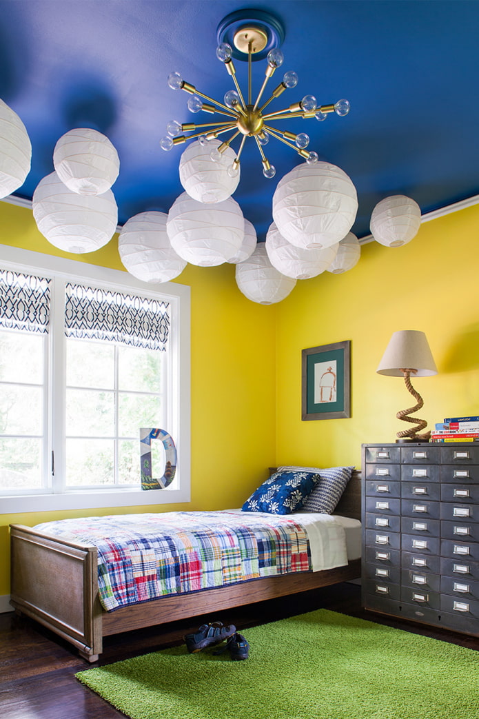 ярка детска стая със син таван