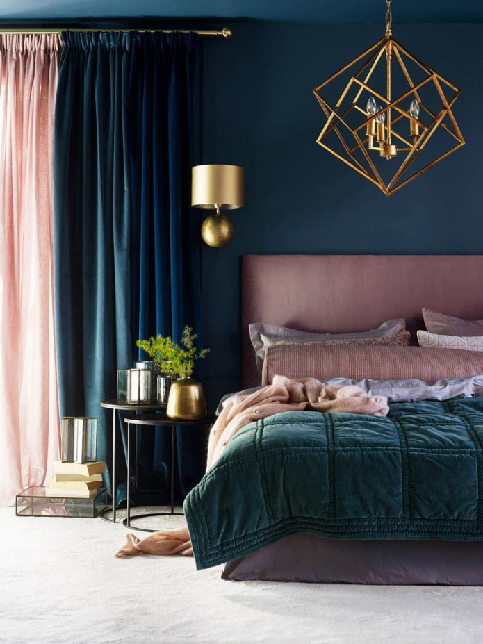 merah jambu berdebu dengan warna biru di bilik tidur