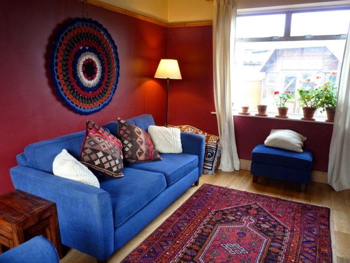 obývacia izba červená s modrou