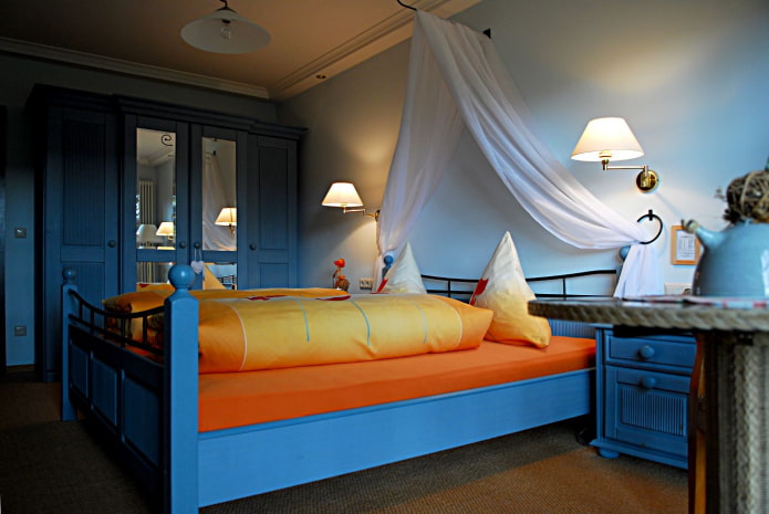 غرفة نوم زرقاء برتقالية