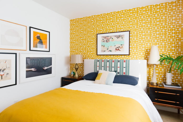 yatak odasında sarı duvar