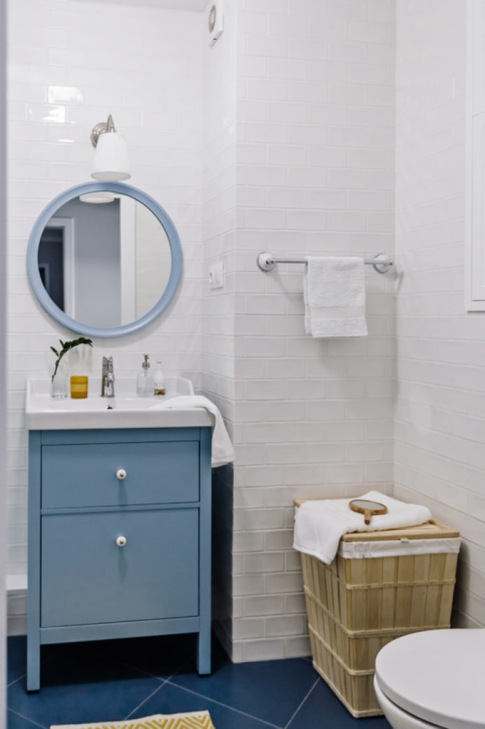 mėlynos ir baltos spalvos vonios kambarys