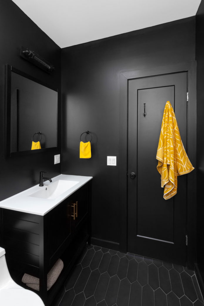 juodas vonios kambarys su geltonu
