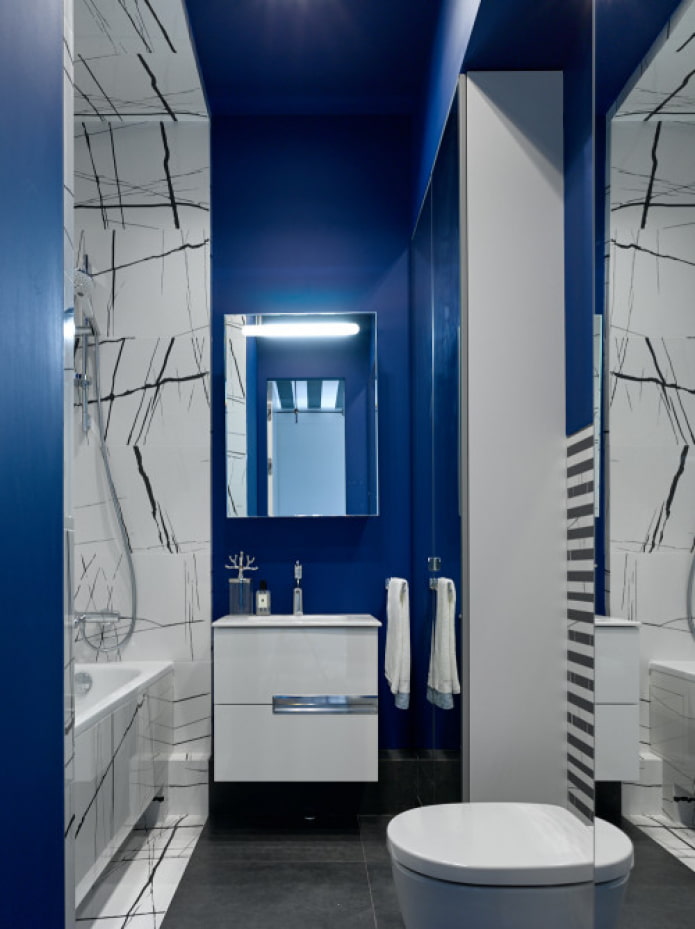 modré steny v kúpeľni