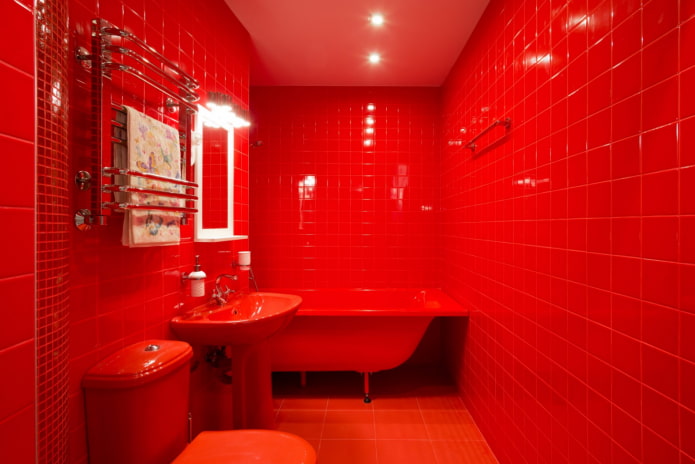 úplně červená koupelna