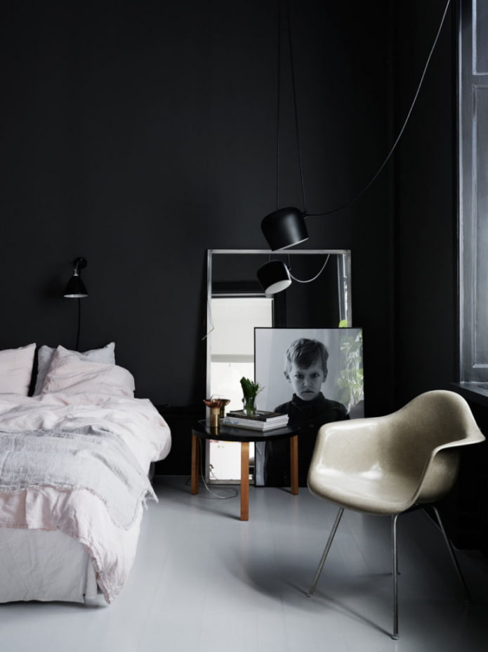 חדר שינה עם קיר שחור