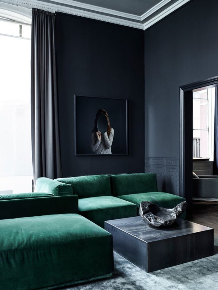 smaragdová pohovka v obývacím pokoji