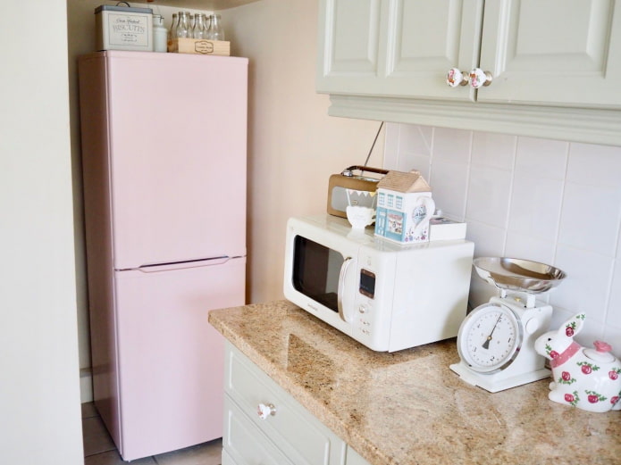 vaaleanpunainen jääkaappi