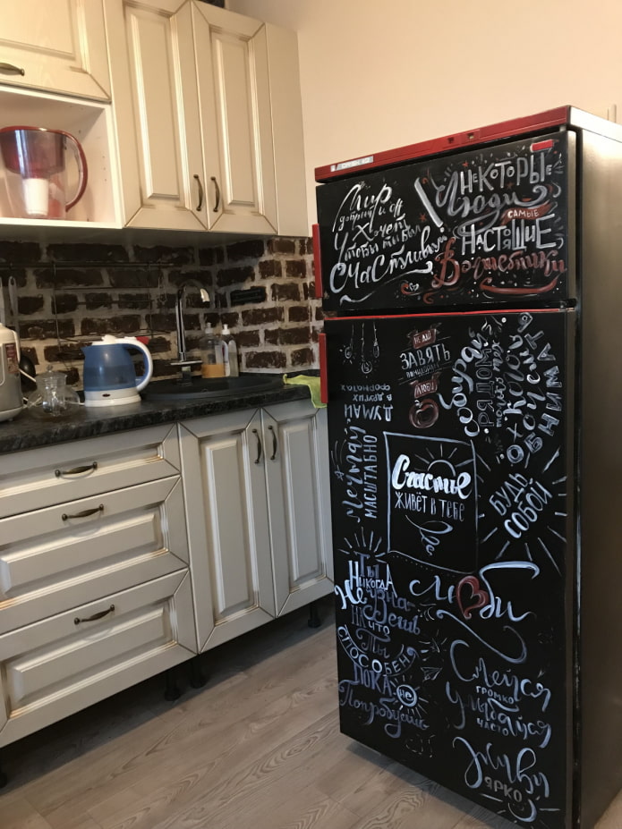 kreidos raidės ant šaldytuvo