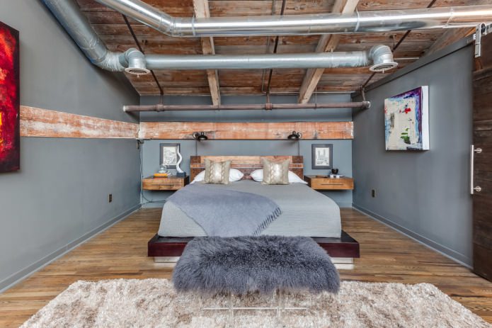 soffitto con tubi industriali e travi in ​​legno, tavole grezze alle pareti
