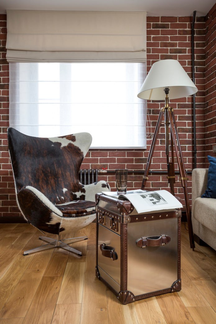 fauteuil et table basse en forme de coffre dans le style loft