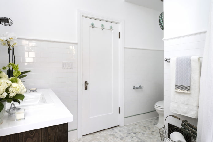 biała łazienka z drzwiami
