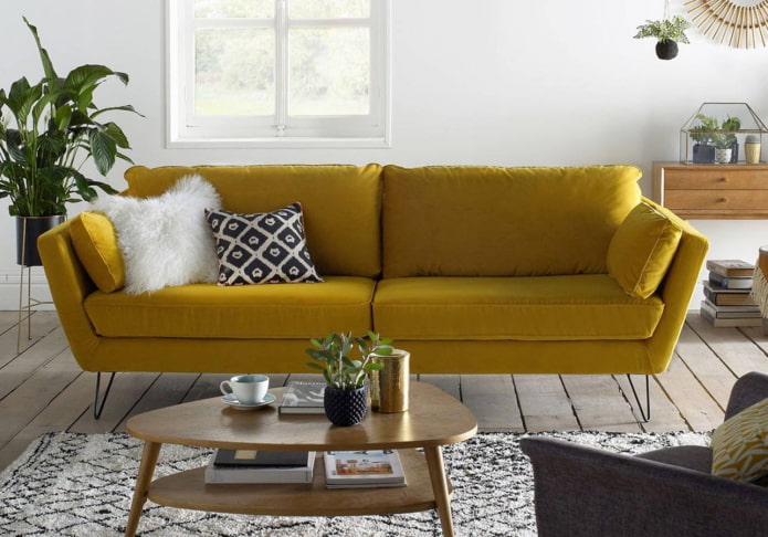 geltona sofa šviesioje svetainėje