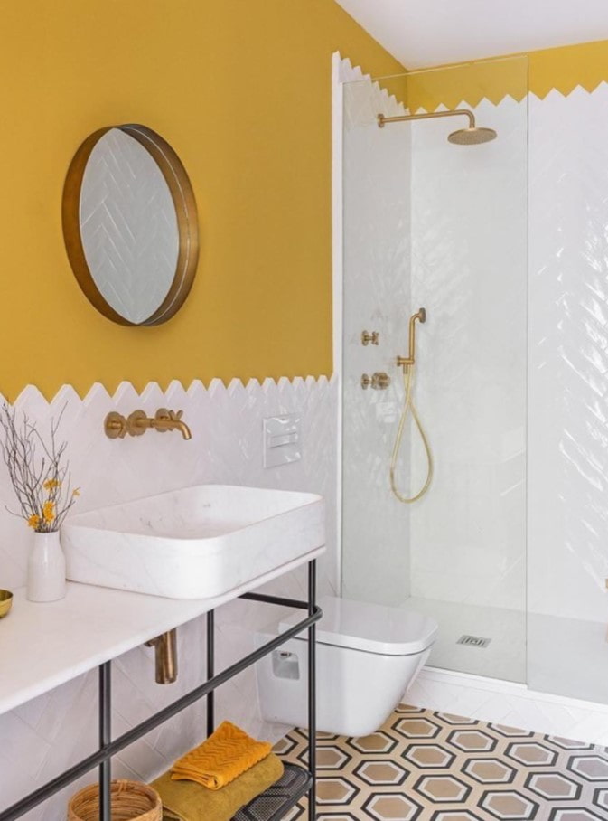 bilik mandi putih dengan kuning