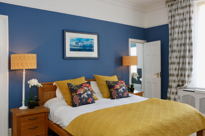 modré stěny v ložnici