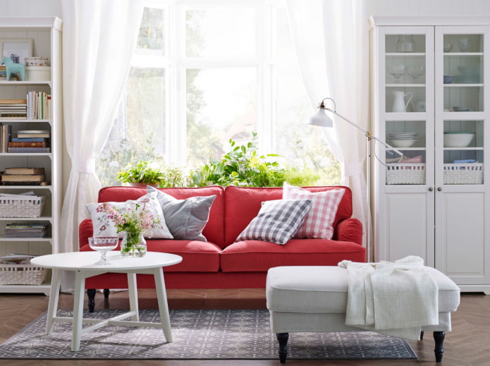 ghế sofa màu đỏ trong nội thất