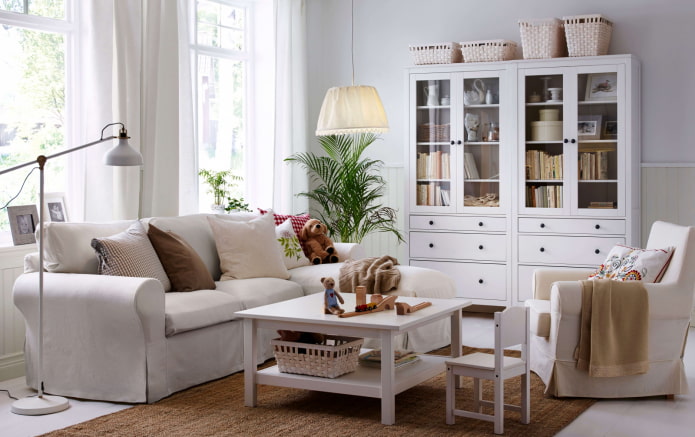 mobili bianchi in soggiorno