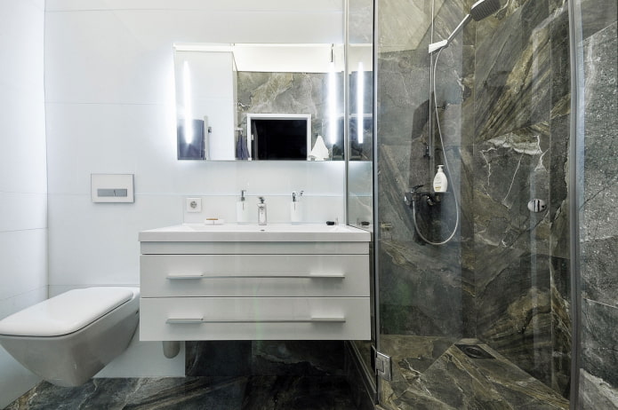 ruskea marmori suihkuhuoneessa