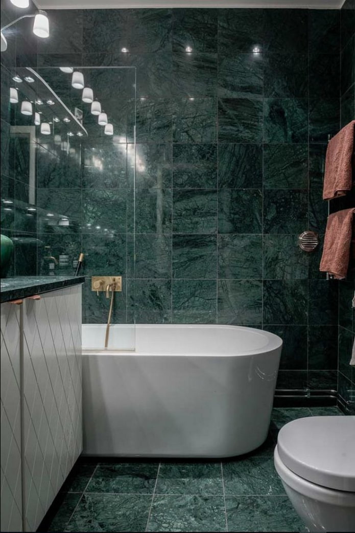 phòng tắm lát đá cẩm thạch xanh