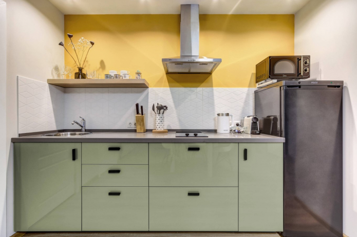 κίτρινο τοίχο στην κουζίνα