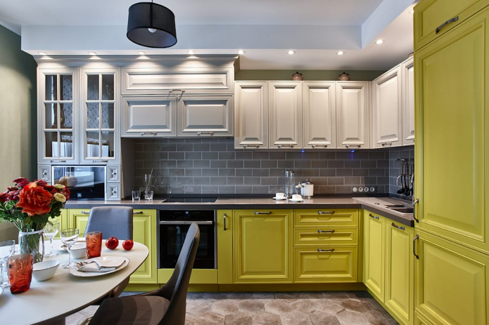 dapur berwarna dengan gaya klasik
