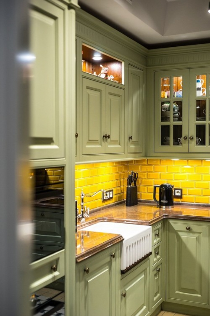 žlutá zástěra v kuchyni