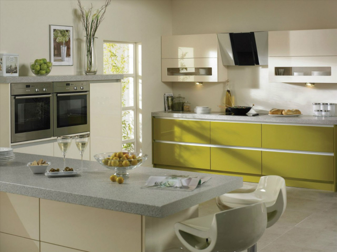 γυαλιστερές προσόψεις κουζίνας με πράσινο χρώμα