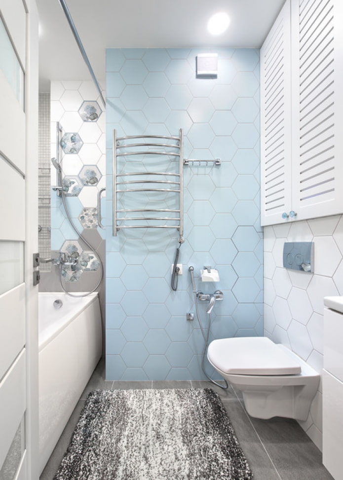mėlynos ir baltos spalvos vonios kambarys
