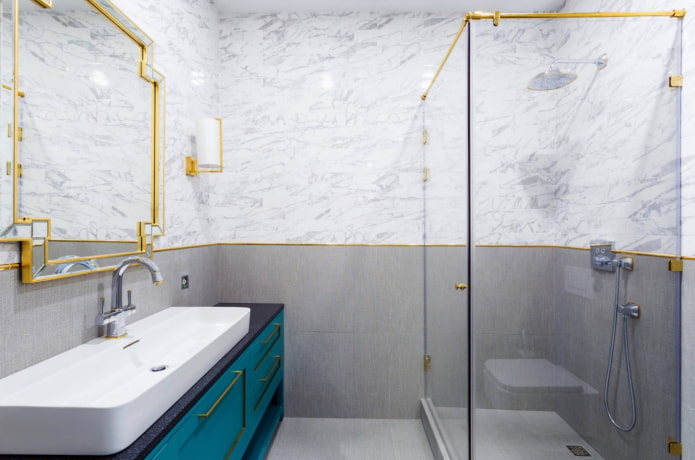 salle de bain avec détails dorés