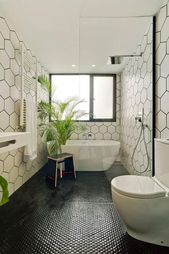 černá a bílá koupelna s mozaikou na podlaze