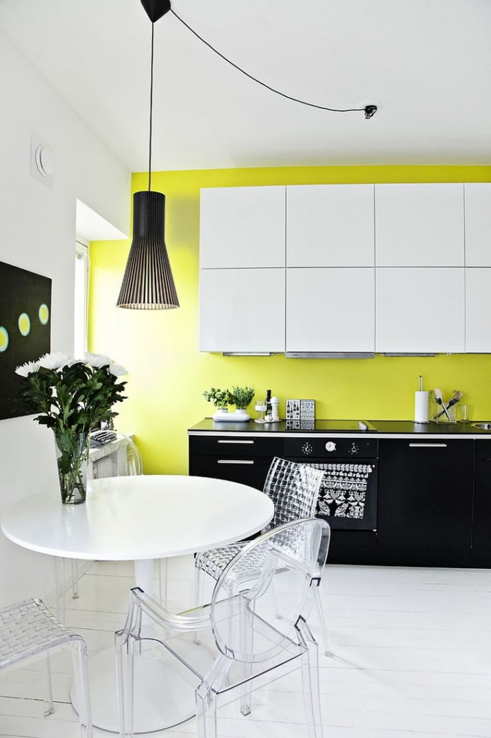 virtuve balta ar dzeltenu
