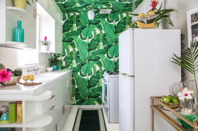 Yeşil mutfakta buzdolabı