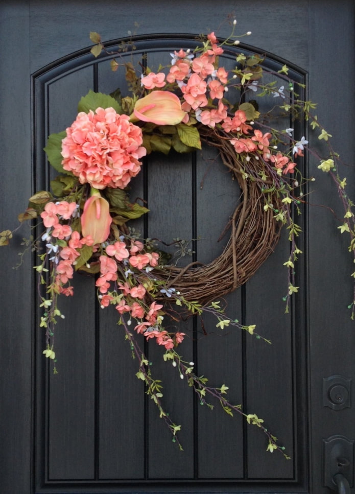 una corona de flors a la porta de les flors