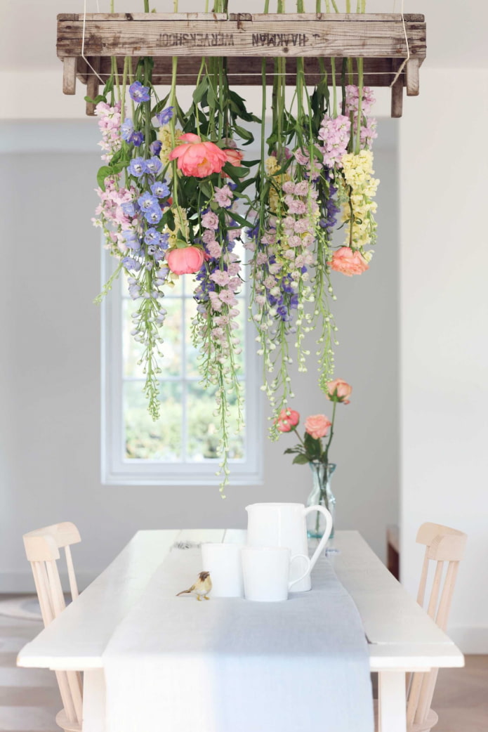 פרחים מעל שולחן האוכל