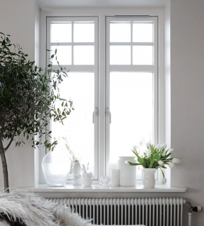 hvidt vindue med karm