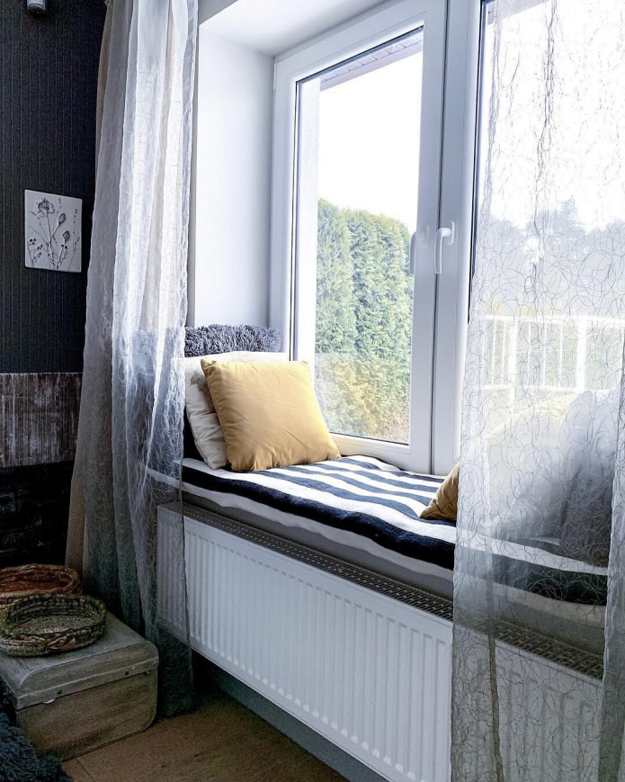 παράθυρο-καναπές στο υπνοδωμάτιο