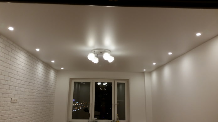 đèn dọc theo các bức tường trên trần nhà