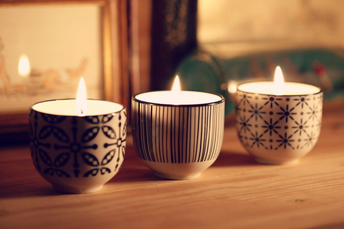 Žvakės keramikinėse žvakidėse