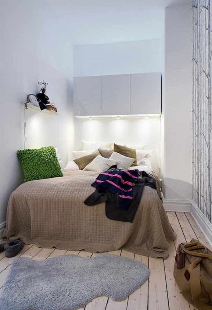 חדר שינה עם קירות לבנים