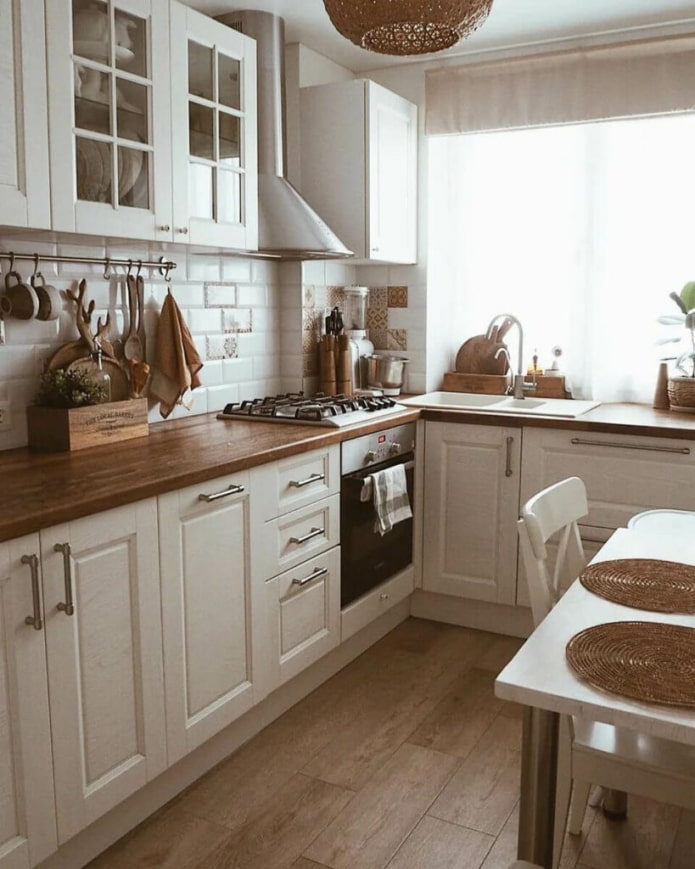 škandinávska kuchyňa s umývadlom pri okne