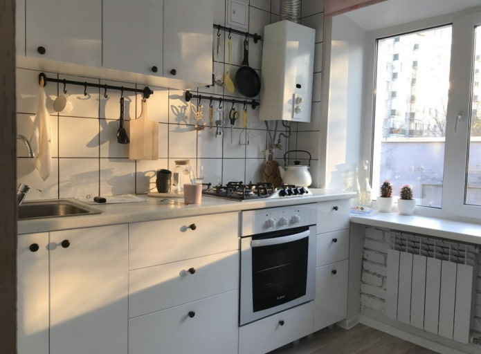 biela kuchyňa s kotlom