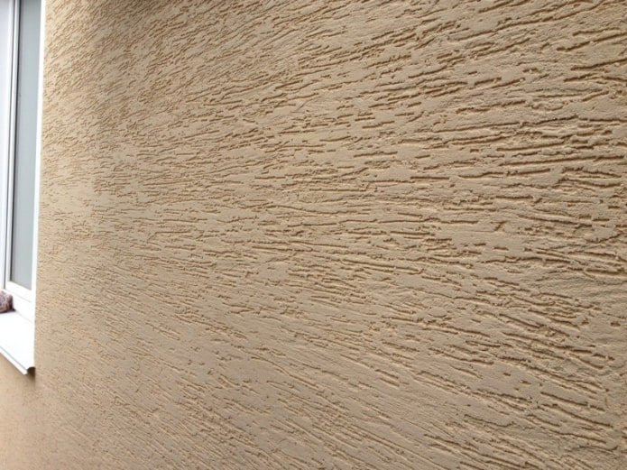 scolyte du plâtre à l'extérieur de la maison