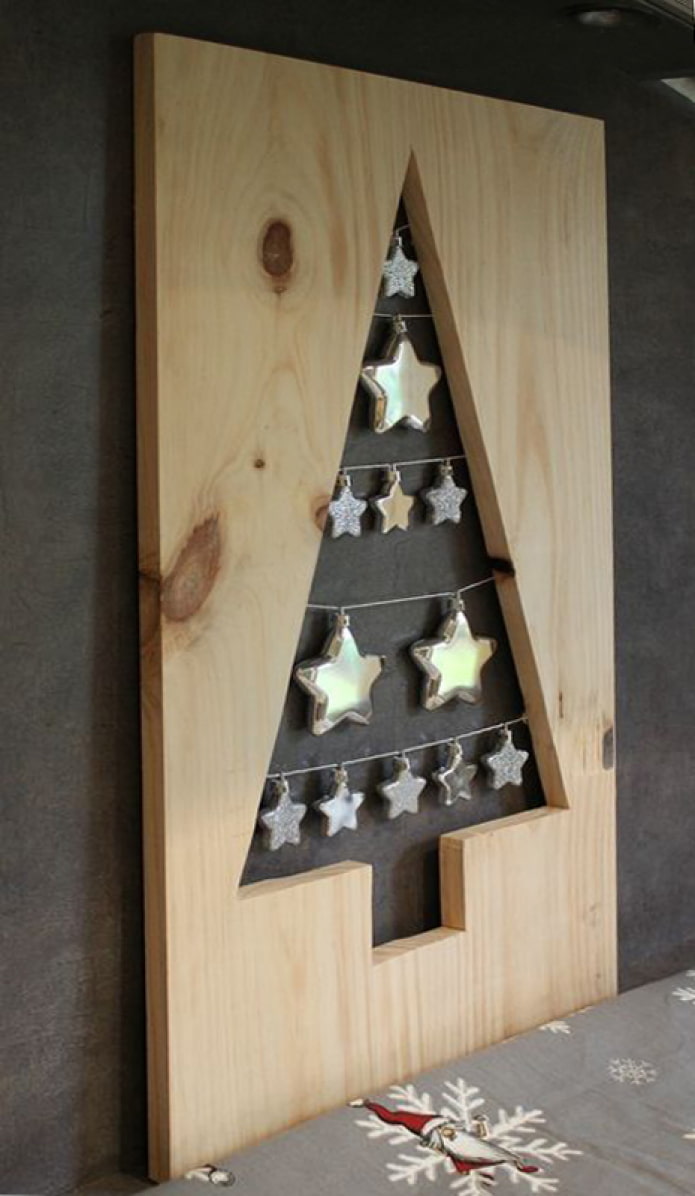 Vánoční strom vyrobený z nábytkové desky