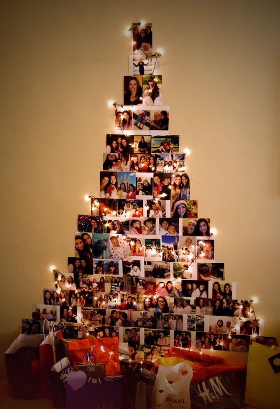 Vianočný stromček z fotografie na girlandách